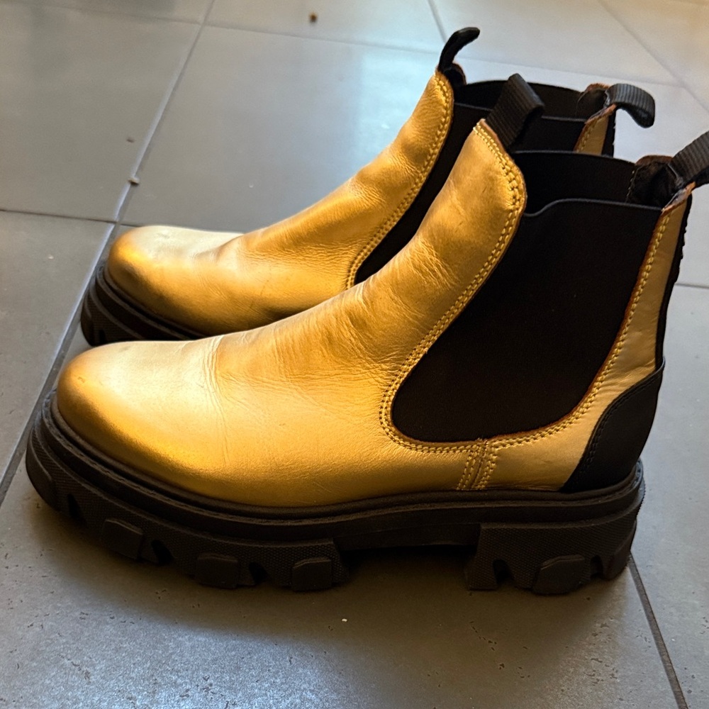 Gold ganni chelsea boots!